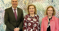 Somijas Ārlietu ministrijas Ziemeļvalstu sadarbības sekretariāta vadītāja, vēstniece Anne Sofie Stude (no labās) kopā ar Somijas vēstnieci Anni Salorantu un Kari Salorantu oficiālajā Somijas prezidentūras atklāšanas pasākumā Rīgā.