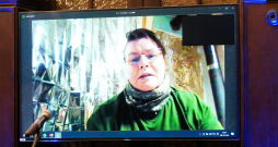 "2023. Gada Eiropas cilvēks Latvijā" titula ieguvēja - medicīnas māsa, pirmā ārzemju seržante Ukrainas armijā, brīvprātīgo aizstāvju bataljona "Karpatska Sič" galvenā mediķe Sarmīte Cīrule (ekrānā).