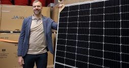 "Šobrīd fokusējamiem uz inovācijām – elektroenerģiju uzkrājošo bateriju sistēmām (BESS) un enerģijas vadības sistēmu "Tron", kurai saskatām lielu eksporta potenciālu," saka "AJ Power" uzņēmumu grupas dibinātājs un līdzīpašnieks Roberts Samtiņš.