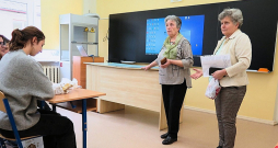 Antoņina Midega (no kreisās) un Lība Zukule Bebru pamatskolas skolēniem sta par 1949. gada 25. marta traģiskajiem notikumiem.