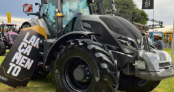 'Valtra Q5' traktors.
