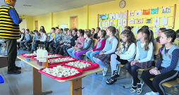 Medus popularizēšanas projektā divu gadu laikā apmeklētas 200 skolas un medusmaizes ēduši vairāk nekā 10 tūkstoši skolēnu. Taču, ja medus kaut reizi nedēļā būtu visu Latvijas skolu ēdienkartē, gada laikā bērni apēstu 100 t medus, kas aizstātu līdzvērtīgu apjomu importa cukura.