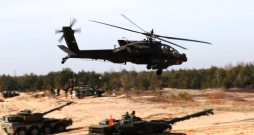 ASV armijas helikopters “AH-64 Apache” un tanki piedalās NATO spēku mācībās Ādažu poligonā. Eiropas valstu armijas līdz šim lielā mērā paļāvušās uz amerikāņu atbalstu, taču pēc varas maiņas ASV kļuvis skaidrs, ka turpmāk Eiropai pašai vairāk būs jārūpējas par savu aizsardzību.