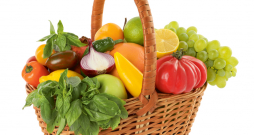 Dārzeņi un augļi, īpaši vietējie, vienmēr ir labs vitamīnu avots.