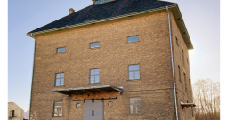 Iespaidīgo elevatoru jeb labības noliktavas  ēku uzbūvēja par Latvijas valsts līdzekļiem, savu sākotnējo mērķi tā pildīja no 1941. līdz 1981. gadam. 