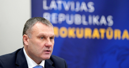 Ģenerālprokurors Juris Stukāns 5. martā preses konferencē teica, ka citās valstīs automašīnā šoferim "blakus esošas personas tiek sodītas par to, ka tās pieļauj braukšanu reibumā". Taču "Latvijas Avīzei" neizdevās gūt apstiprinājumu, ka kādā valstī šāda norma darbotos. Un arī prokuratūras pārstāvji pēc lūguma konkretizēt, kurā valstī tad ir šāds likums, nevarēja uzrādīt šādus datus.