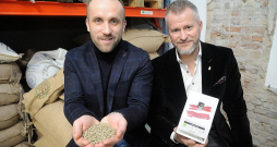 "Rocket Bean Rostery" valdes priekšsēdētājs Vilmārs Vjakse (pa kreisi) un "King Coffee Service" valdes loceklis, "Rocket Bean" zīmola attīstības vadītājs Ancis Romanovskis šobrīd meklē īpašo "Rocket Bean" kafijas Latvijas garšu, kas būs pieejama daudz plašākam kafijas entuziastu lokam.