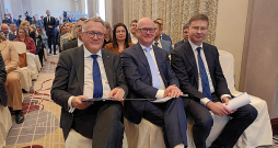 EIB grupas biroja atvēršana Rīgā uzskatāmi demonstrē bankas spēcīgo saikni ar Baltijas reģionu, pārliecināti ir finanšu ministrs Arvils Ašeradens (no kreisās), EIB viceprezidents Tomass Ēstross un Eiropas ekonomikas un produktivitātes komisārs Valdis Dombrovskis.