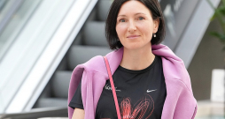 Titulētā Jeļena Prokopčuka daudzus gadus bijusi Rīgas maratona vēstnese, arī šogad savam pirmajam maratonam vai pusmaratonam palīdz sagatavoties 12 programmas "Mans pirmais maratons" dalībniekiem. Tāpat Jeļena pirmo reizi Rīgas maratonā pati skries garāko – 42,195 km – distanci.