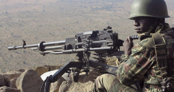 Kamerūnas karavīrs uzmana situāciju valsts ziemeļos Mandaras kalnos pie Nigērijas robežas, kur jāsargās no "Boko Haram" fanātiķiem.