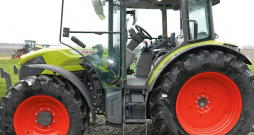 'Claas Axos 3' traktors.
