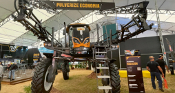  'Valtra BS2225H HiTech' smidzinātājs.