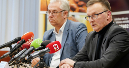 Slimību profilakses un kontroles centra Infekcijas slimību riska analīzes un profilakses departamenta direktors Jurijs Perevoščikovs (no kreisās) un Pārtikas un veterinārā dienesta ģenerāldirektors Māris Balodis.