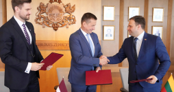Igaunijas reģionālo lietu un zemkopības ministrs Hendriks Johanness Terras (no kreisās), Latvijas zemkopības ministrs Armands Krauze un Lietuvas zemkopības ministrs Ignas Hofmans paraksta kopīgu deklarāciju par Eiropas Komisijas paziņojumu un redzējumu lauksaimniecības un pārtikas jomā.