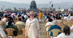 Mahašivaratri svētki Sadhguru āšramā Isha centrā. Gan tiešsaistē, gan klātienē šo pasākumu svin apmēram 200 miljoni cilvēku visā pasaulē.