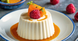 Vaniļas panna cotta ar persikiem.
