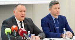 Iekšlietu ministrs Rihards Kozlovskis (no kreisās) un Rīgas domes Civilās aizsardzības un operatīvās informācijas pārvaldes vadītājs Gints Reinsons.