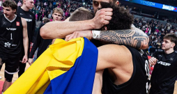 "VEF Rīgas" ukraiņu spēlētāju trio – Isufs Sanons (no labās), Vjačeslavs Bobrovs un Iļja Sidorovs.
