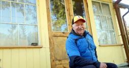 Dzintris Kolāts bijis dižos amatos – gan Latvijas Radio, gan Latvijas Televīzijā. Arī viņa dzimtas mājas, ko cēlis vectēvs pirms simts gadiem, sauc “Diždzintari”.