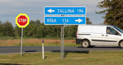 1715 km Latvijas autoceļu līdz 2030. gada beigām būtu jāpārbūvē par ceļiem ar atdalītām brauktuvēm un bez vienlīmeņa krustojumiem – to pieprasa Eiropas Komisijas direktīva par Eiropas nozīmes transporta tīklu. Vienlaikus ir pilnīgi skaidrs, ka ar esošo finansējumu šis uzdevums nebūs paveicams.