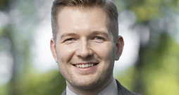 Lauksaimnieks un lauksaimniecības lobists Valters Zelčs: "Cilvēki nebrauc prom no laukiem tāpēc, ka viņiem nepatiktu lauki. Viņi brauc prom tāpēc, ka tur nav iespējas nopelnīt pienācīgu iztiku."