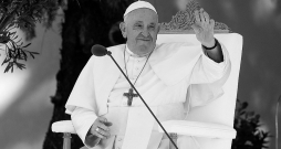 Pāvests Francisks 2023. gada augustā tikšanās laikā ar studentiem Portugālē.