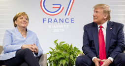 Vācijas kanclere Angela Merkele un ASV prezidents Donalds Tramps G7 samitā Francijā 2019. gada 26. augustā.