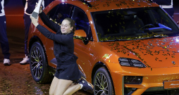 Čempiones lēciens – Aļona Ostapenko ar Štutgartes turnīra balvu rokās pie "Porsche" markas automašīnas, kas arī pienākas titula ieguvējai.