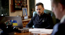 Ukrainas prezidents Volodimirs Zelenskis pirmdien, gaidot Lielbritānijas premjera Kīra Stārmera telefonzvanu. Pieņem, ka Londonā gaidāmās sarunas par kara izbeigšanu prasīs kompromisus arī no Ukrainas.