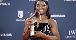 Amerikāņu vingrotāja Simona Bailsa ar savu ceturto "Laureus" balvu.