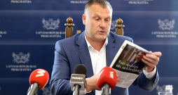 Šī nav pirmā reize, kad ģenerālprokurors ir kritis nežēlastībā. Pirms diviem gadiem viņam bija konflikts ar Latvijas Zvērinātu advokātu padomi pēc intervijas žurnālā "Ieva".