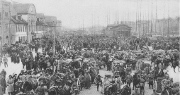 Vācu karavīri Liepājas ostas laukumā 1915. gadā.