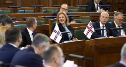 Valsts prezidents Edgars Rinkēvičs (no kreisās), Ministru prezidente Evika Siliņa, Krišjānis Kariņš un finanšu ministrs Arvils Ašeradens.