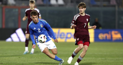 Markuss Ivulāns (pa labi) cīņā ar itāli no "AC Milan" akadēmijas Vitorio Magni.