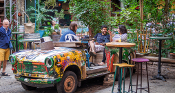 Budapeštas “Szimpla Kert” drupu bārs 7. kvartālā.
