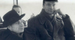 Astrofizikālās observatorijas dibinātājs un direktors Latvijas PSR Zinātņu akadēmijā Jānis Ikaunieks un radioastronoms A. Balklavs-Grīnhofs (pa labi) autobusā ceļā uz observatoriju.

(Fotogrāfijas autors: A. Alksnis).