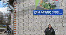 "Varētu visu mežu pārdot, būtu miljonārs, bet man nevajag. Man pat pensiju no valsts nevajag. Nauda guļ zemē, tikai jāpaceļ," saka uzņēmējs Jānis Kuzmans.