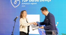 AS "Virši-A" pārstāve ar saņemto balvu par pirmo vietu kategorijā "Top darba devējs Zemgalē" "TOP" darba devējs 2024" apbalvošanas ceremonijā Rīgas Stradiņa universitātes Farmācijas studiju un pētniecības centrā.