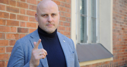 Saeimas Tautsaimniecības, agrārās, vides un reģionālās politikas komisijas Vides, klimata un enerģētikas apakškomisijas priekšsēdētājs Andris Kulbergs (AS): "Ja reiz Rīga nedrīkst izmantot "Latvenergo" ražoto lēto siltumu, tad kādēļ pagājušajā desmitgadē tika ieguldīti 80 miljoni eiro, lai varētu tādu ražot? Šīs atbildes cena ir 100 miljoni eiro gadā."