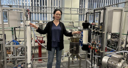 Projekta vadītāja RTU asociētā profesore Linda Mežule demonstrē projekta laikā izveidoto un patentēto daudzpakāpju membrānu sistēmu filtru, ar kuru ūdeni, cukura šķīdumu un cukuru atdala no nesašķeltajām daļiņām.