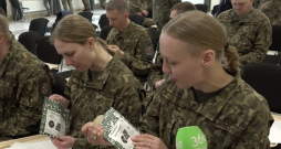 Karavīri degustē jauno produktu.