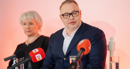 "Mēs mēģināsim atrast veidu, lai Raiņa vārds nonāktu līdz mums un mūsos uzsprāgtu," saka režisore Indra Roga. Attēlā: kopā ar Nacionālā teātra direktoru Māri Vītolu.