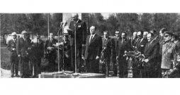 Pamatakmens likšanas ceremonijā runā LKP CK otrais sekretārs N. Beluha.