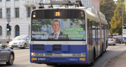 Edgars Rinkēvičs. 1. Jaunā Vienotība, 14. Saeimas vēlēšanas. Partijas reklāma uz 25. trolejbusa.