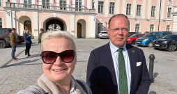 Kopā ar Eiropas Medību un dabas aizsardzības asociāciju federācijas (FACE) jauno prezidentu Laurensu Hūdemakeru Tallinā pie Igaunijas parlamenta. Baltijas valstu mednieku asociācijas tikās, lai pārrunātu aktuālo. Šādas tikšanās ir ļoti svarīgas, lai varētu turpināt aizstāvēt mednieku intereses.