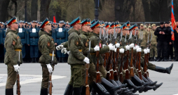 Krievijas pilsētā Sanktpēterburgā karavīri gatavojas Uzvaras dienas parādei, kas notiks 9. maijā. Krievijas propaganda šajās dienās strādās pastiprinātā režīmā, lai mobilizētu sabiedrības atbalstu kara turpināšanai Ukrainā.