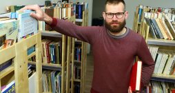 Valters Dakša: "Unikālais grāmatu glābšanā ir fakts, ka nonāc mājās pie cilvēkiem un viņi atklājas. Uzzini dzīvesstāstus, par aizgājēja mūža gājumu, iegūsti saikni ar atsevišķām personībām, iedziļinies tautas vēstures daļā."