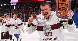 Pirms diviem gadiem Oskars Cibuļskis kopā ar komandas biedriem līksmoja par pasaules čempionāta bronzas medaļām. Jau otro gadu pēc kārtas viņš būs vecākais Latvijas izlases spēlētājs, šodien dodoties uz savu 11. pasaules čempionātu.