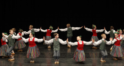 BJDK “Vizbulīte” dažādās klašu grupās dejo 207 dejotāji! Attēlā
redzama 2. klašu grupa XIII Latvijas Skolu jaunatnes dziesmu un deju svētku skatē.