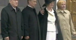 V. Putins ar sievu Maskavā sagaida Latvijas Valsts prezidenti V. Vīķi-Freibergu un Imantu Freibergu.